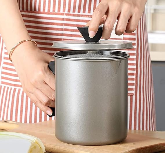 GameXcel Bacon Grease Container with Strainer Kitchen Oil Container Grease Can Oil Filter Pot 57 oz with Dust-proof Lid Non-slip Tray for Storing Fat,Frying Oil, Cooking Grease,etc